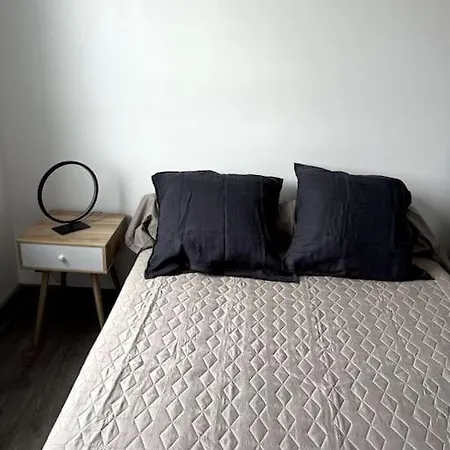 - Lägenhet *